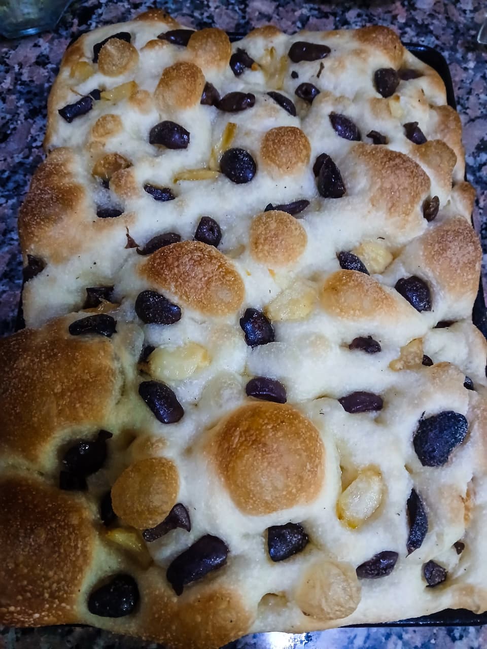 Focaccia con aceitunas negras y ajo asado